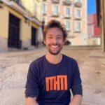 Jan Cornet Instagram – Ayer mis amigos de @mysorehousemadrid me hablaron del trabajo que hace @humanitycrew y me impactó mucho. Son un equipo de psicólogos y terapeutas que llevan años dirigiendo programas de salud mental para niñas y niños refugiados. Me parece tan importante la labor que hacen que no dudé ni un segundo en querer ayudarlos. 
Estamos vendiendo camisetas como esta y todo el dinero recaudado irá para la ONG @humanitycrew 
Consigue la tuya enviando un mail a mysorehouse@ashtanga-yoga.es 

#yoapoyoahumanitycrew