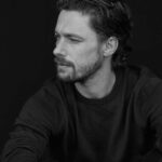 Jan Cornet Instagram – Tu haz como que ves algo 🤔 🍕🍻

@carlosvillarejo 💥
#BlackAndWhite
#portrait