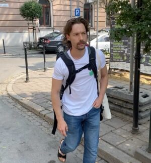 Jan Cornet Instagram - I leave Poland with two very different feelings. On the one hand eternally grateful for the hospitality of all the people we have met and for having been able to meet and be part of @humanitycrew . An inspiring, committed and no nonsense, no posturing human team. 
Seriously, thank you for letting us join you, for the laughs and for showing us your wonderful work with children and for mental health care. 
On the other hand, even though I know I'm going to do my best to come back, it's inevitable that I don't feel a bit like an imposter. I have spent a week here seeing children and mothers separated from their families, the result of madness, the lust for power of many Governments and the worst version of the human being, and now I am going back to Spain to continue with my life full of all kinds of privileges. I understand that the honest thing to do is to be grateful for it and live with these contradictions. 
Millions of thanks to the real heroes. To all the Ukrainian people that we have been meeting, thanks for your patience and for letting us film. I sincerely hope that you have not felt invaded and that our work during these days will help to give voice to the consequences of this stupid war with your testimonies. 
Thank you Jose and Rafa for letting me be part of this beautiful project, it has been a great help to have you as fellow travelers. 
Finally, thanks again to all the @humanitycrew team. To María, Essam, Cristina, Maciek, Susana, Roei, Rafa, Jose etc. 
You are an example of solidarity and the best version of the human being. 
I hope that this damn conflict and all those that, although they are no longer on the news, will end soon. May we, the privileged countries, have the courage to look and reflect. May we be up to the task of beginning to think about how to help them heal the wounds that this war has left and will leave them. 

#mentalhealthmatters 
#Peace 
#hummanityCrew