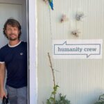 Jan Cornet Instagram – Recién llegado a Madrid después de haber vivido una de las experiencias más bonitas e impactante que recuerdo. He estado una semana en el campo de refugiados de Antakya donde hace 6 meses, 3 terremotos de 7. 8 causaron millares de vidas y en donde mucha gente perdió su casa. Vuelvo a la mía muy consciente de mi privilegio y contento de haber podido poner un granito de ayuda. 
Infinitas gracias al equipo de @humanitycrew por la oportunidad de dar mi punto de vista detrás de la cámara en este necesario proyecto. 
💛🫂💛