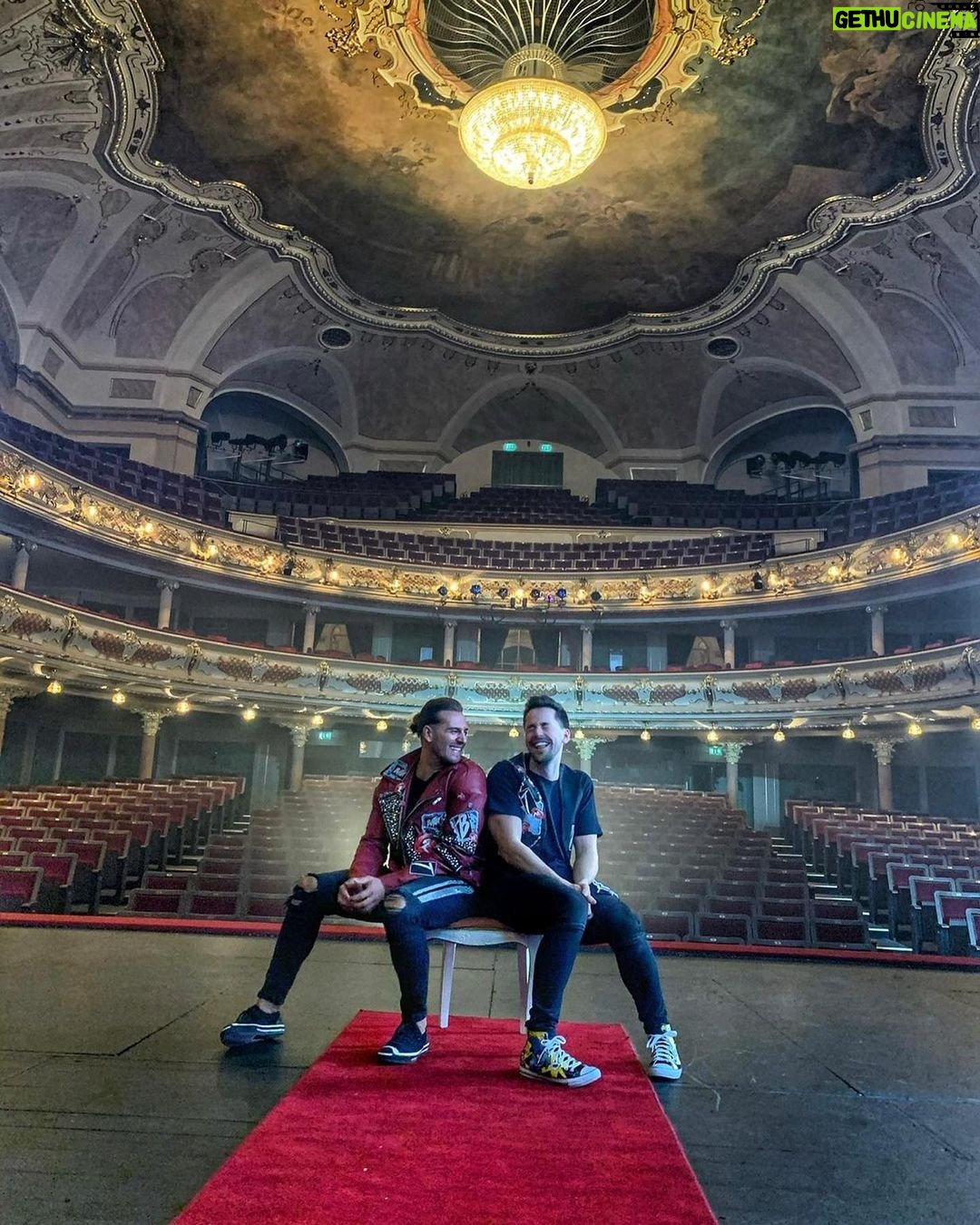 Jan Kopečný Instagram - #premiera #klip #desetdevet ——————————————————————————— #jankopecny #fun #f4f #instagram #instadaily #beautiful #funny #happy #life #healthy #instadaily #like4like #lifestyle #instacool #instapic #bestoftheday #photo #jk #me #botox #botoxmusic #instagood #photooftheday #instamood #follow #like #like4like #🇨🇿 #💋 Foto by @barborasm Hudební divadlo Karlín