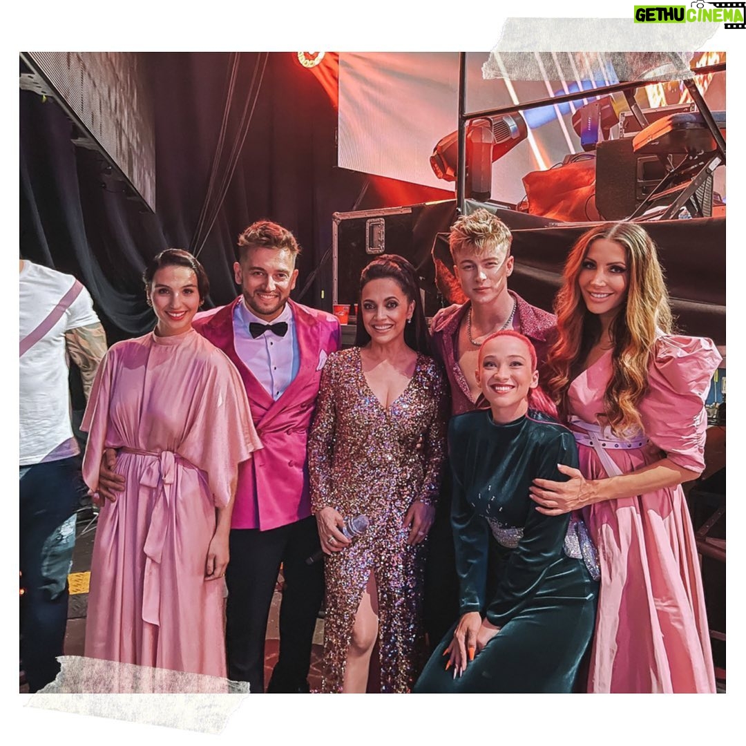 Jan Kopečný Instagram - Pink power! 😜 … Jo a ten obří biceps je víš koho?! 😜 Pocta Karlu Gottovi v O2 aréně … #karelgott #luciebila #olgalounova #terezamaskova #adammisik #jankopecny #fotkatywoe #bestoftheday #jk #me #botox #botoxmusic #tyaja #🇨🇿 #💋 O2 arena