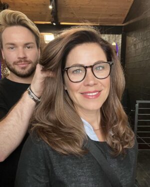 Jane Hall Instagram - And now, back to our regular scheduled programming…. @liameicolour weaves her magic with the colour, and I am once again a brunette! Masterful dry cut by Karlose @karlosejamessalon, styled by the fab @blake_karlosejames who knows full well I will never be able to emulate this….🤣.
Now my eyebrows finally make sense again. 😎💕❤️💕