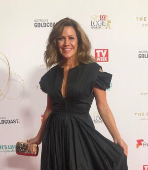 Jane Hall Instagram - Prettier than usual face/hair courtesy of @desireemakeup 
Not shabby. ❤️ Also massive shout out to @davidjonesstore for kindly lending me this stunning @toni_maticevski gown. ❤️❤️❤️