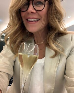 Jane Hall Instagram - Guys, strap yourselves in. I’m heading to Dubai for @luxury.escapes and I CANNOT WAIT!!!!
Allow me to bring you the first pics of me luxuriating in the  @etihad lounge…. I actually just ate three meals and I am not yet on the plane…. Is this even real??? Do actual people get to do this when they travel?? Anyhoo, I’m in heaven. And that’s not the champagne talking.
I’ll be updating often….this is pretty amazing!!! (I’m watching DWTS on my laptop, just not on my actual couch 😂😂😂)