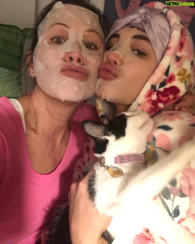 Jane Hall Instagram - Self care Sunday, with luciaacolosimo and her kitten ,Bunny, who is mildly disturbed. ❤️