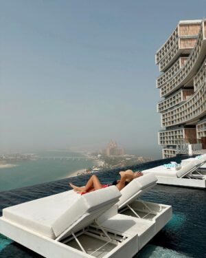 Jane Hall Instagram - Ok. Anyone who knows me, knows I love a sunny spot (always sun screened….) with my book… Please allow me to introduce ‘Cloud 22’ infinity pool at @atlantistheroyal Dubai. It was sublime. The crew and I enjoyed it immensely ❤️❤️❤️ Living the dream for @luxury.escapes.