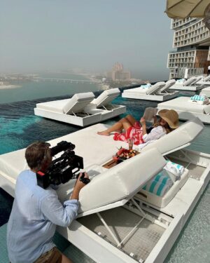 Jane Hall Instagram - Ok. Anyone who knows me, knows I love a sunny spot (always sun screened….) with my book… Please allow me to introduce ‘Cloud 22’ infinity pool at @atlantistheroyal Dubai. It was sublime. The crew and I enjoyed it immensely ❤️❤️❤️ Living the dream for @luxury.escapes.