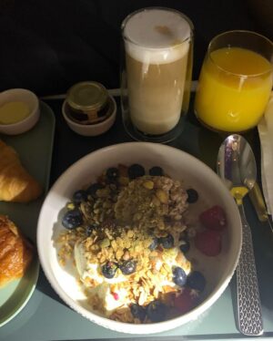 Jane Hall Instagram - Guys, @etihad Business Class is not mucking around. Here’s me just about to nod off, here’s the pretty star light ceiling that I’m looking at while LYING DOWN with an actual doona, and here’s the brekky I felt compelled to eat, even though apparently the local time was 1.30am. And I am not regretting it ONE BIT. How much better than this could first class be?? Does anyone even know?? This @luxury.escapes caper suits me. ☺️😂😎