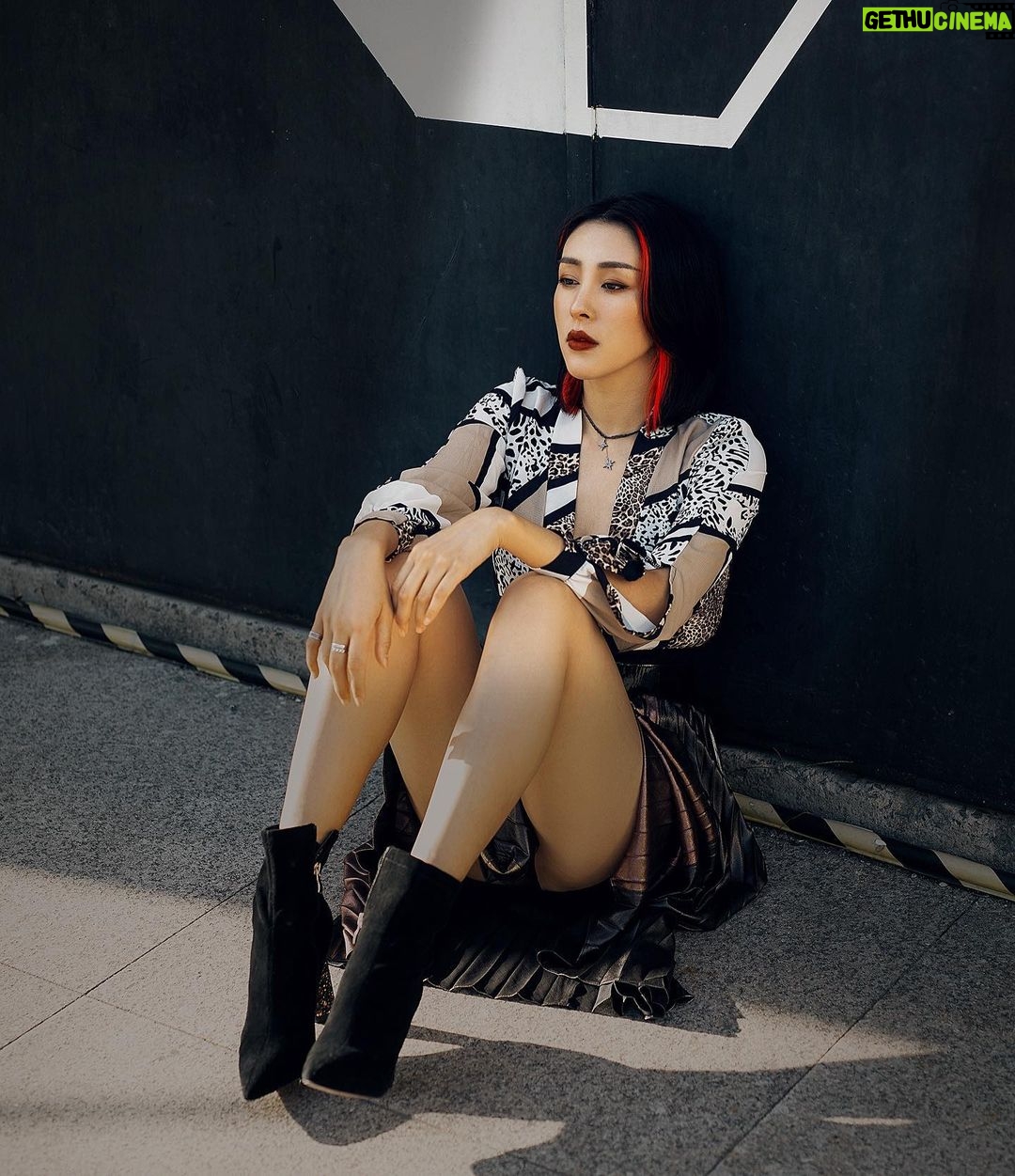 Jane Wu Instagram - How are you?😉 #chinese #chinesegirl #sexydresses #photoshoot #photoportrait #actress #actresslife #actresshot #photography #人像摄影 #演员 #上海生活