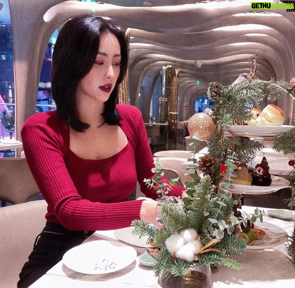 Jane Wu Instagram - Unfortunately memories❤️ #restaurantdesign #spainfood #foodie #redtop #sexyactress #chinesegirl #actresslife #actresday #chineserestaurant #coffeetime #dessert