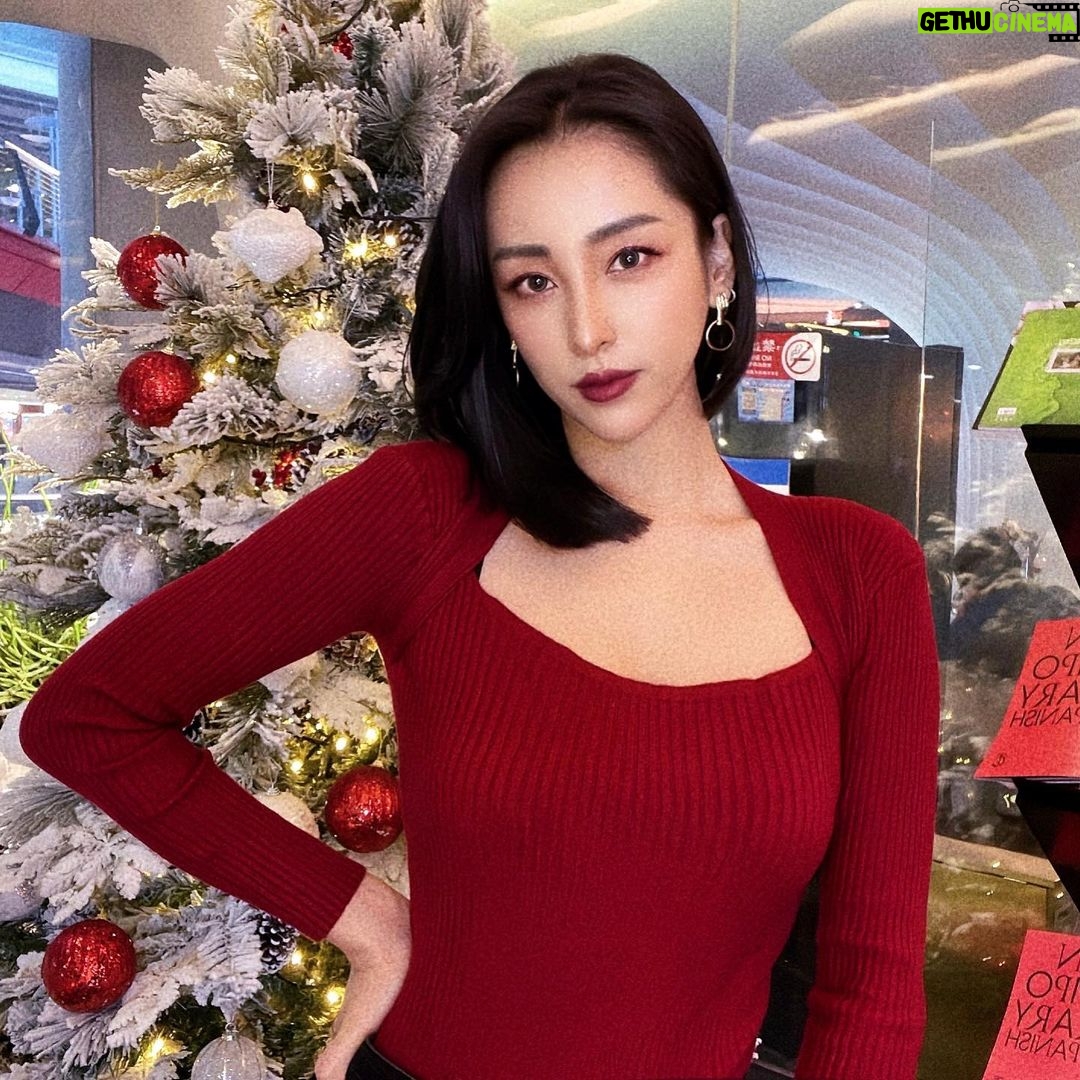 Jane Wu Instagram - Merry Christmas🎉 #merrychristmas #chinesegirl #christmastree #red