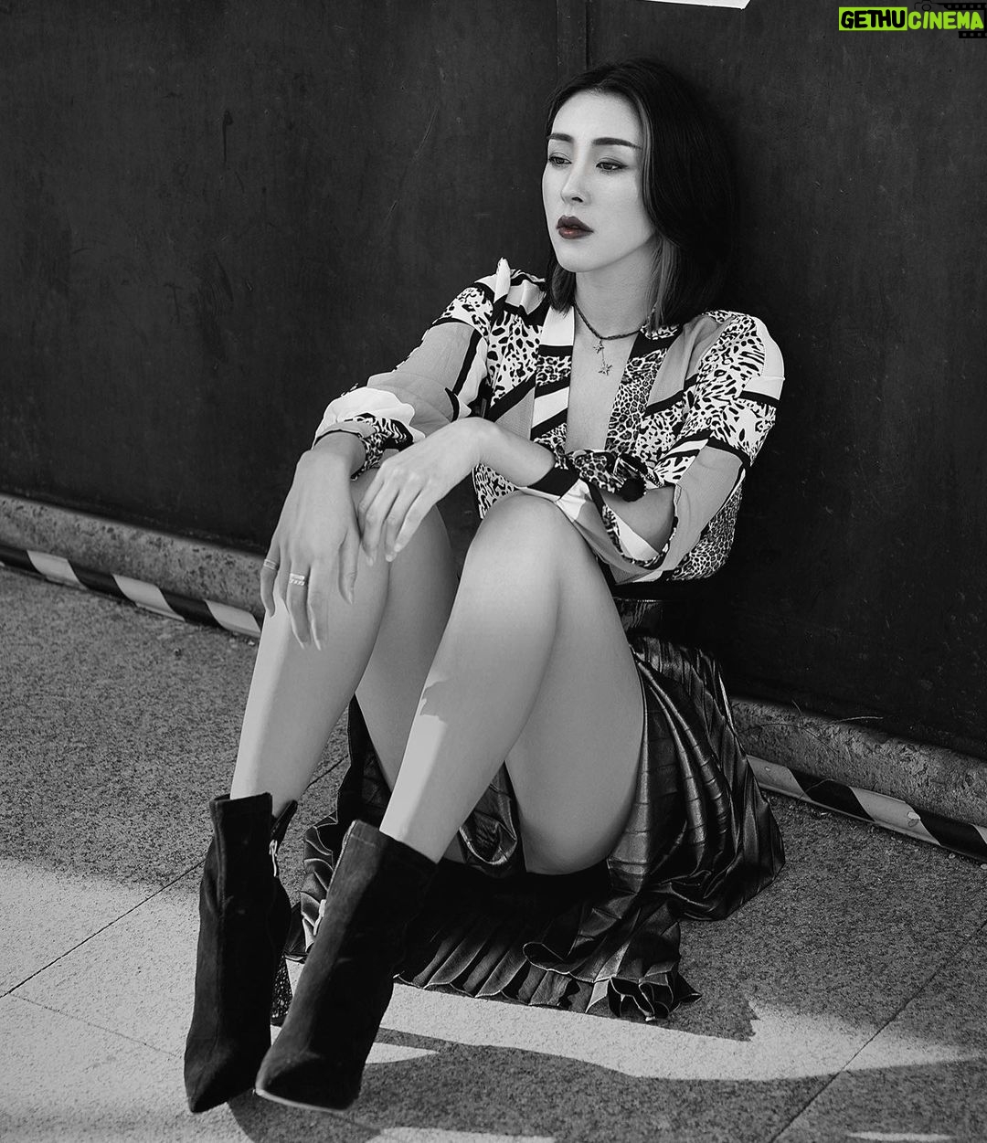 Jane Wu Instagram - How are you?😉 #chinese #chinesegirl #sexydresses #photoshoot #photoportrait #actress #actresslife #actresshot #photography #人像摄影 #演员 #上海生活