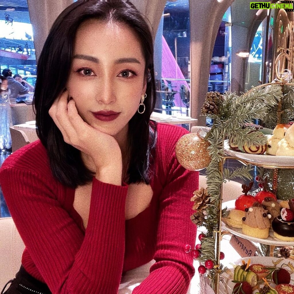 Jane Wu Instagram - Merry Christmas🎉 #merrychristmas #chinesegirl #christmastree #red
