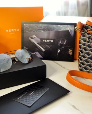 Jane Wu Instagram - Beautiful gift❤️
#vertu #selfie #chinesegirl