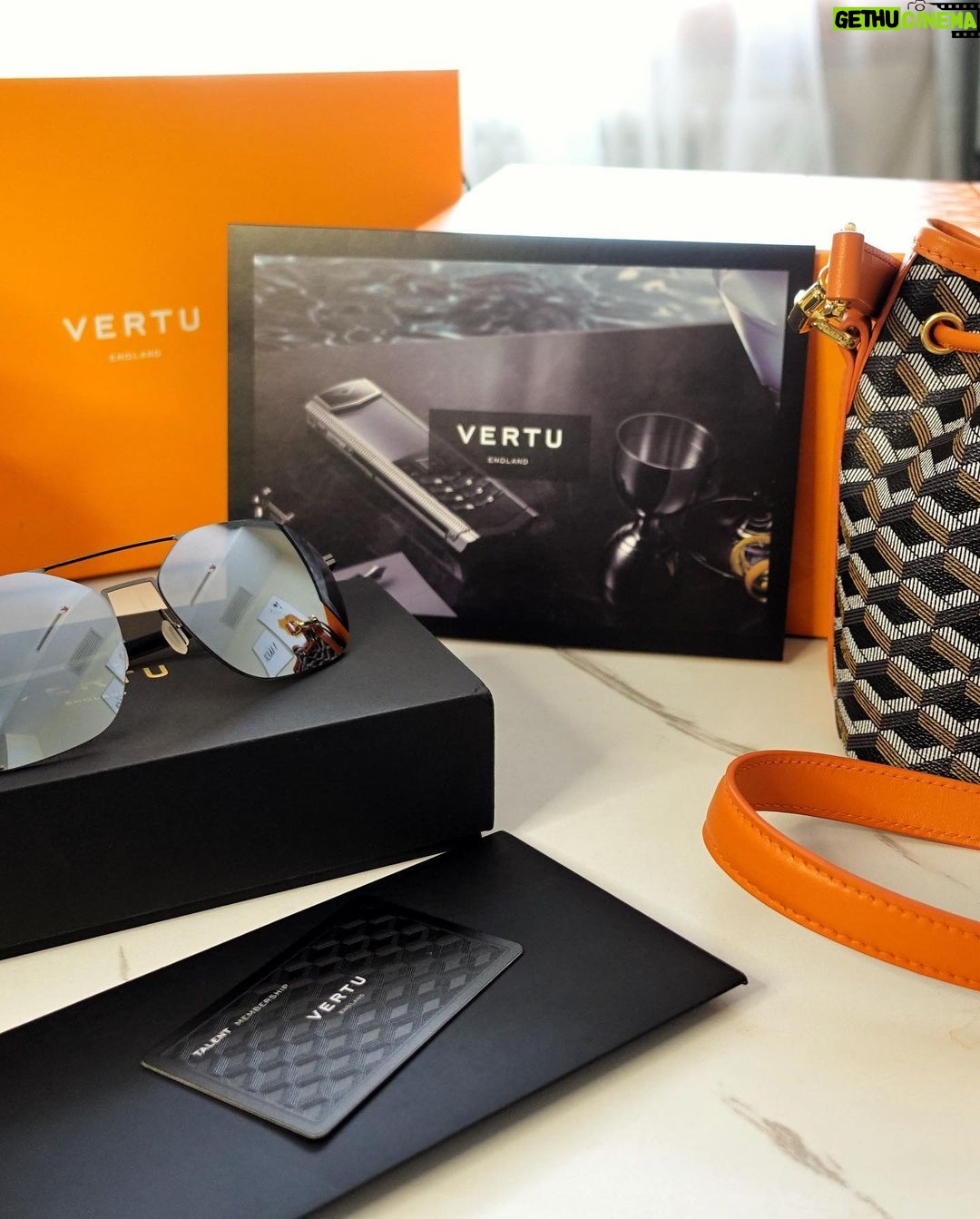 Jane Wu - 1K Likes - Beautiful gift❤️
#vertu #selfie #chinesegirl