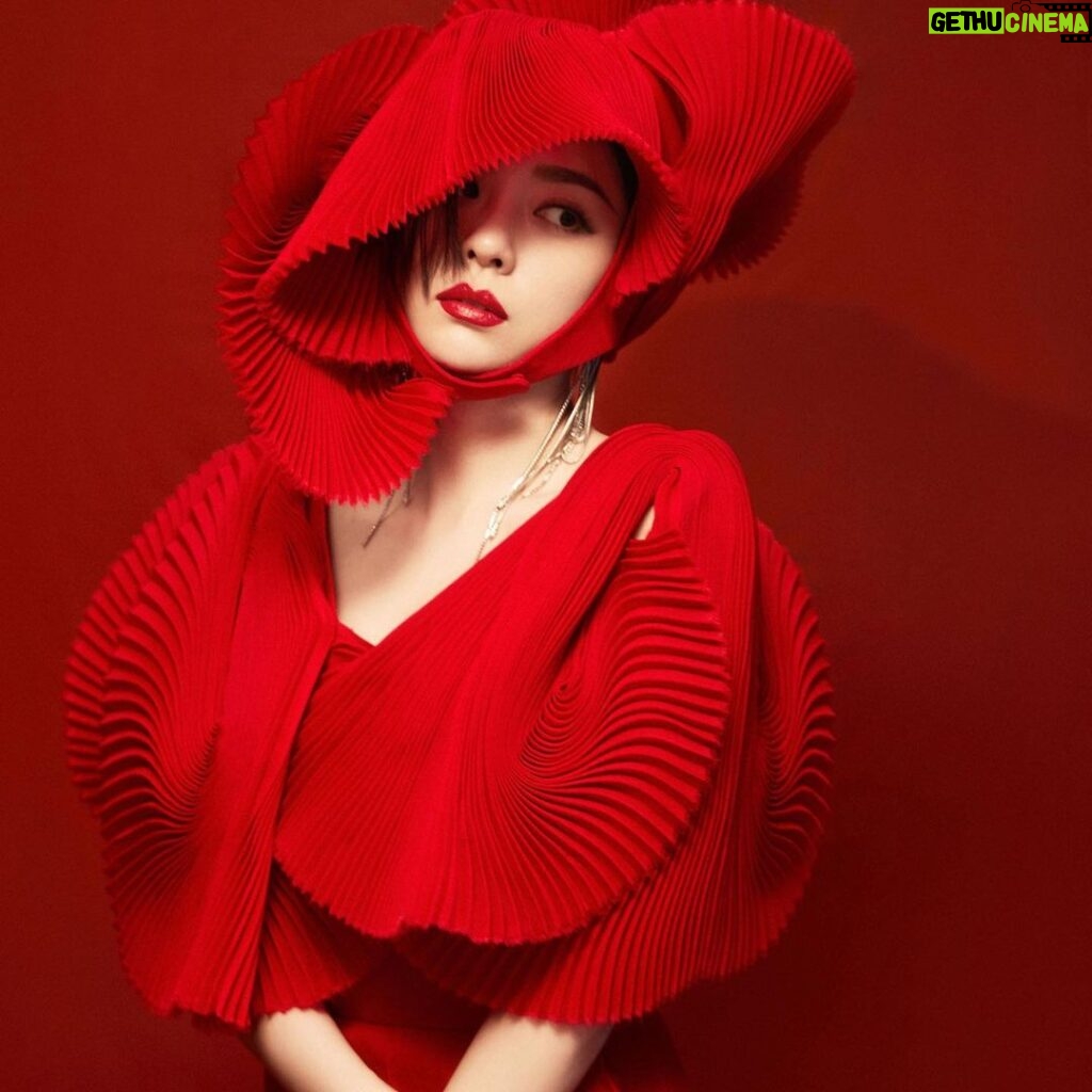 Jane Zhang Instagram - 🙋：“靓颖，你今天这身衣服看起来很特别，有什么寓意吗？” (#^.^#)：“嗯🧐………💡😘祝大家百折不挠”😂😂😂 ​​​