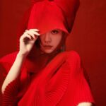 Jane Zhang Instagram – 🙋：“靓颖，你今天这身衣服看起来很特别，有什么寓意吗？”
(#^.^#)：“嗯🧐………💡😘祝大家百折不挠”😂😂😂 ​​​