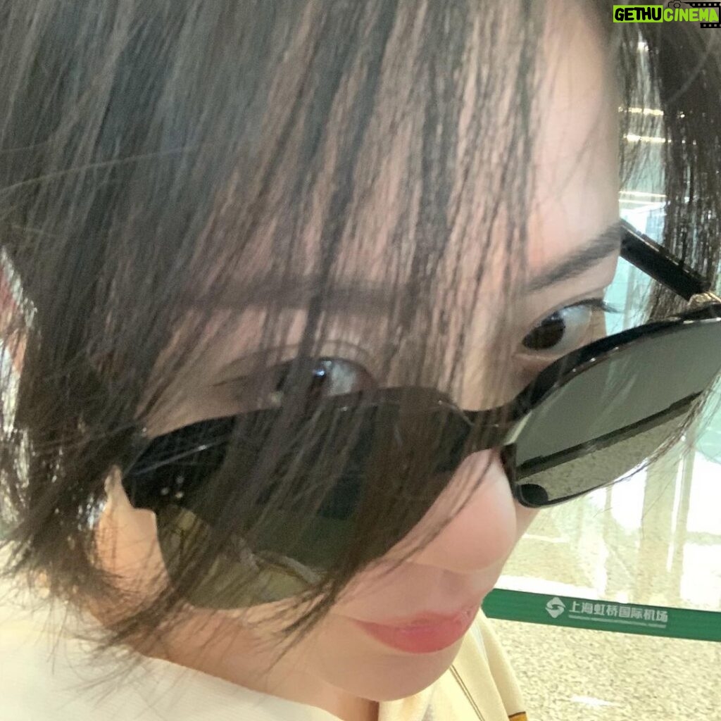 Jane Zhang Instagram - 睡过头…堵车…差点没赶上飞机… 然后发现前天被晒黑…显瘦了😝 选不到合适的滤镜，你们加吧 ​​​