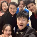 Jane Zhang Instagram - #奋斗吧中华儿女 “万水千山不忘来时路…”脑海里最深刻的画面除了后台和舞台上的排练，还有这一个月来的相处。一起挑衣服，上台前互相给彼此整理妆发，一起分享表演的建议，一起看排练感动到流泪，生病的时候相互照顾…大多数时候我们老是天南地北，感谢这个特殊而光荣的机缘，让我们亲密的聚在了一起，收获到好多好多的温暖。我爱你们！我的朋友们！我爱你！我的祖国！今晚八点，要记得看我们这个月的练习成果哦😝