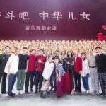 Jane Zhang Instagram - #奋斗吧中华儿女 “万水千山不忘来时路…”脑海里最深刻的画面除了后台和舞台上的排练，还有这一个月来的相处。一起挑衣服，上台前互相给彼此整理妆发，一起分享表演的建议，一起看排练感动到流泪，生病的时候相互照顾…大多数时候我们老是天南地北，感谢这个特殊而光荣的机缘，让我们亲密的聚在了一起，收获到好多好多的温暖。我爱你们！我的朋友们！我爱你！我的祖国！今晚八点，要记得看我们这个月的练习成果哦😝