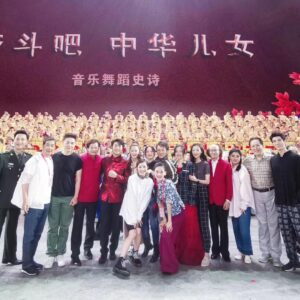 Jane Zhang Instagram - #奋斗吧中华儿女
“万水千山不忘来时路…”脑海里最深刻的画面除了后台和舞台上的排练，还有这一个月来的相处。一起挑衣服，上台前互相给彼此整理妆发，一起分享表演的建议，一起看排练感动到流泪，生病的时候相互照顾…大多数时候我们老是天南地北，感谢这个特殊而光荣的机缘，让我们亲密的聚在了一起，收获到好多好多的温暖。我爱你们！我的朋友们！我爱你！我的祖国！今晚八点，要记得看我们这个月的练习成果哦😝