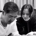 Jane Zhang Instagram - #奋斗吧中华儿女 “万水千山不忘来时路…”脑海里最深刻的画面除了后台和舞台上的排练，还有这一个月来的相处。一起挑衣服，上台前互相给彼此整理妆发，一起分享表演的建议，一起看排练感动到流泪，生病的时候相互照顾…大多数时候我们老是天南地北，感谢这个特殊而光荣的机缘，让我们亲密的聚在了一起，收获到好多好多的温暖。我爱你们！我的朋友们！我爱你！我的祖国！今晚八点，要记得看我们这个月的练习成果哦😝