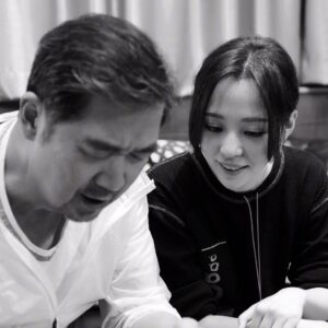 Jane Zhang Instagram - #奋斗吧中华儿女
“万水千山不忘来时路…”脑海里最深刻的画面除了后台和舞台上的排练，还有这一个月来的相处。一起挑衣服，上台前互相给彼此整理妆发，一起分享表演的建议，一起看排练感动到流泪，生病的时候相互照顾…大多数时候我们老是天南地北，感谢这个特殊而光荣的机缘，让我们亲密的聚在了一起，收获到好多好多的温暖。我爱你们！我的朋友们！我爱你！我的祖国！今晚八点，要记得看我们这个月的练习成果哦😝