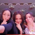 Jane Zhang Instagram - #奋斗吧中华儿女 “万水千山不忘来时路…”脑海里最深刻的画面除了后台和舞台上的排练，还有这一个月来的相处。一起挑衣服，上台前互相给彼此整理妆发，一起分享表演的建议，一起看排练感动到流泪，生病的时候相互照顾…大多数时候我们老是天南地北，感谢这个特殊而光荣的机缘，让我们亲密的聚在了一起，收获到好多好多的温暖。我爱你们！我的朋友们！我爱你！我的祖国！今晚八点，要记得看我们这个月的练习成果哦😝