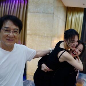 Jane Zhang Instagram - #奋斗吧中华儿女 “万水千山不忘来时路…”脑海里最深刻的画面除了后台和舞台上的排练，还有这一个月来的相处。一起挑衣服，上台前互相给彼此整理妆发，一起分享表演的建议，一起看排练感动到流泪，生病的时候相互照顾…大多数时候我们老是天南地北，感谢这个特殊而光荣的机缘，让我们亲密的聚在了一起，收获到好多好多的温暖。我爱你们！我的朋友们！我爱你！我的祖国！今晚八点，要记得看我们这个月的练习成果哦😝