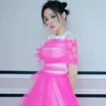 Jane Zhang Instagram - 抓紧时间，上台前蹭下自己的热度😹
