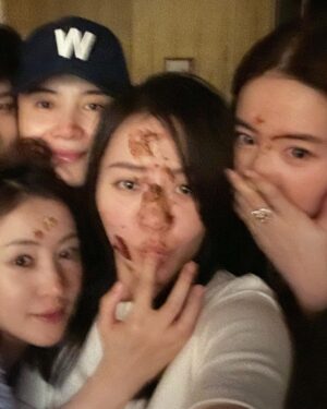 Jane Zhang Instagram - Before 🙂 and after🤪 …😂😂😂❤️