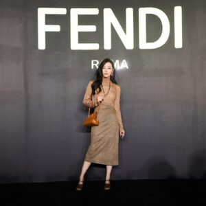 Jane Zhang Instagram - #fendi霓虹镜像 ❤️派对很酷，月色很美