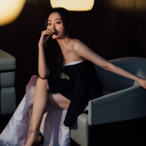 Jane Zhang Instagram - 我会不会因为只在ins上发图片显得像个平面模特2⃣️😂😂