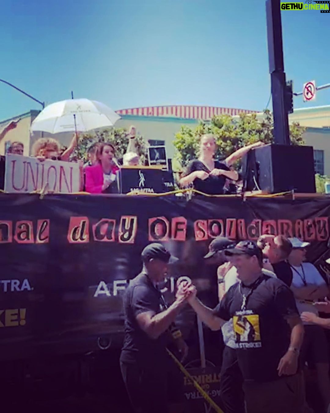 Janet Varney Instagram - 🥰 thx @sagaftra for sharing this Day of Solidarity w/ @wgaeast @wgawest @aflcio! #sagaftrastrong 🥰