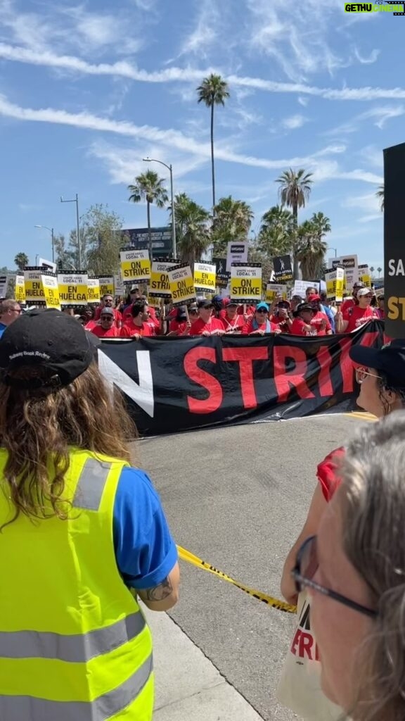 Janet Varney Instagram - We were lucky enough to share space & time today with @unitehere11 @iatse @sagaftra @wgawest In an inspiring show of #solidarity! #sagaftrastrong #sagaftrastrike #wgastrong #socalhotelstrike #holdtheline