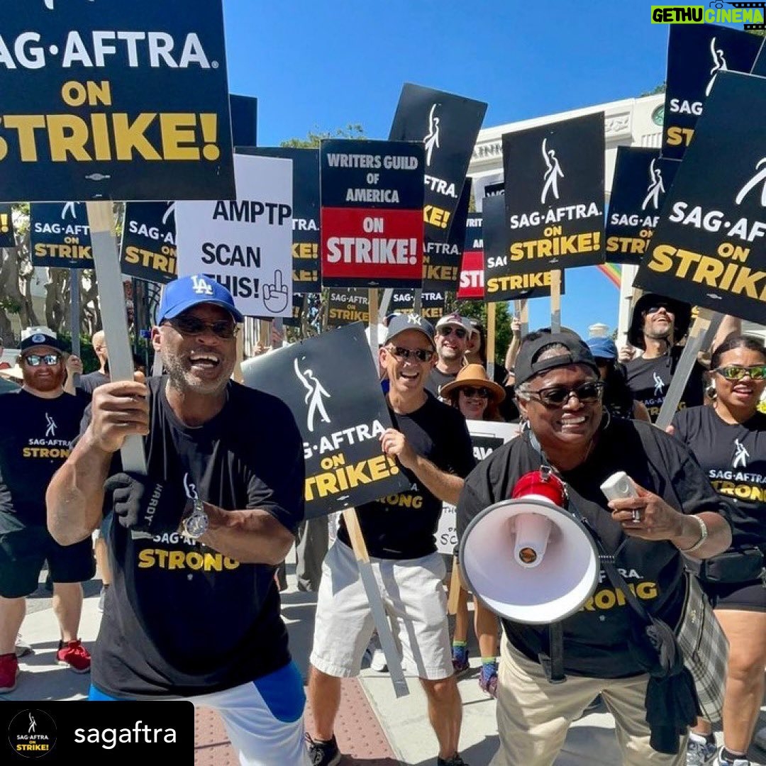 Janet Varney Instagram - Reposting @sagaftra! Y'all, we did a thing!!! ✊🏼✊🏽✊🏾 #SAGAFTRAstrong #WGAstrong #solidarity