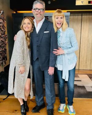 Janet Varney Instagram - My dear dears @magslawslawson & @omundson at @sf_sketchfest for @thepsychologistsarein live show in SF! Really takes me back to my “bitchiest banana” days! #Psych #sfsketchfest