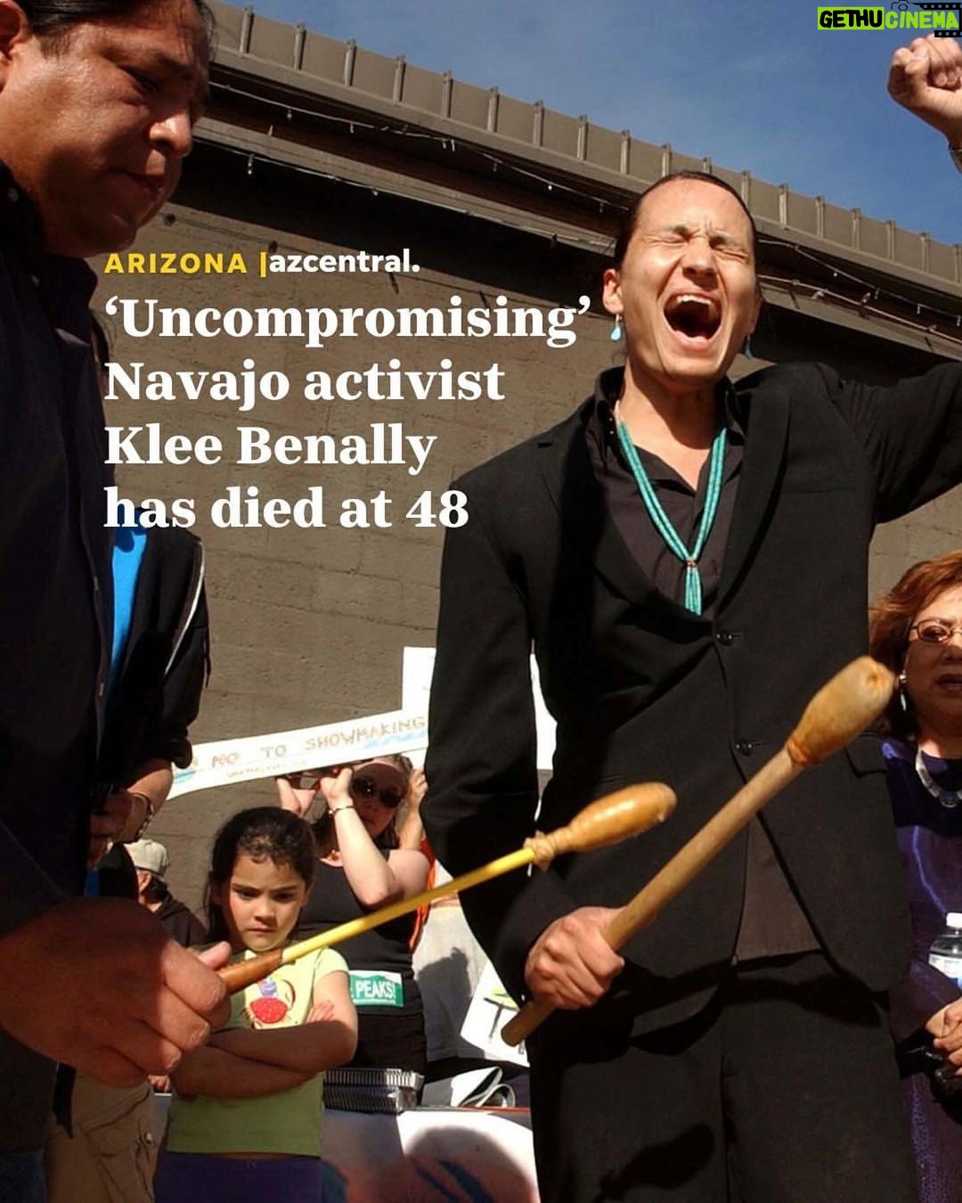 Janet Varney Instagram - Sharing this @azcentral post on the LEGEND Klee Benally. Honored to have seen him inspire locally in Flag (I lived there) & across the world. “Benally, 48, was an environmental and social activist as well as an acclaimed artist. He was a talented silversmith and a founder of the award-winning Indigenous punk rock group Blackfire along with his sister Jeneda and brother Clayson. The group, rooted in both Navajo traditional music and punk rock, railed against cultural, environmental and social injustice. He moved on to become one of Indian Country’s strongest advocates for preserving sacred spaces, cleaning up abandoned mines, supporting Indigenous peoples’ rights and reclaiming the Earth’s health.” Written by: Debra Utacia Krol ✍ | Photo by: Jill Torrance/Arizona Daily Sun via Associated Press, Felicia Fonseca/Associated Press 📸 #activist #kleebenally #environment #navajo #restinpeace