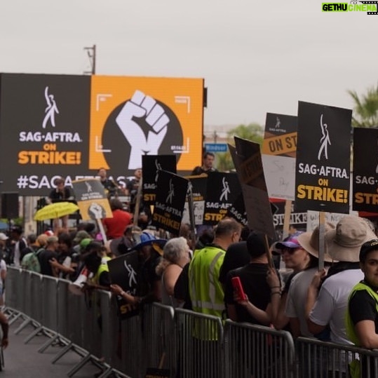Janet Varney Instagram - Reposting @sagaftra 📢 Rise and shine #SagAftraMembers! As we return to negotiations, remember that our fight isn't over. Join us on the picket lines or at an event near you TODAY and let's keep pushing until we win what we deserve! 🎭💫 #SagAftraStrong Image Description: A large crowd of SAG-AFTRA members and supporters at a rally with SAG-AFTRA on strike signs.