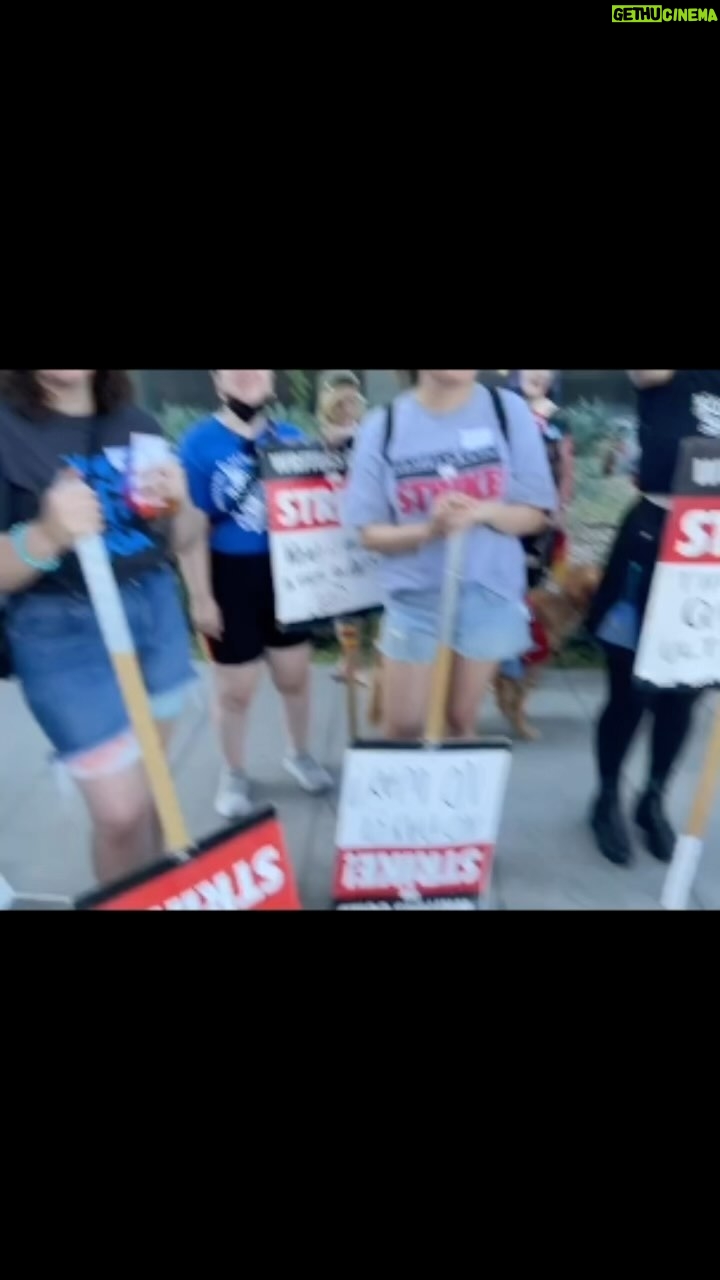 Janet Varney Instagram - Loooove the #dnd theme of last wk @wgaw strike at universal! 😃 big ❤️ to @ramsiegel (whose vid this is!) & all the badass nerds (my peeps!) on the line! #wgastrike #wgastrong #sagaftrastrike #sagaftrastrong #criticalrole