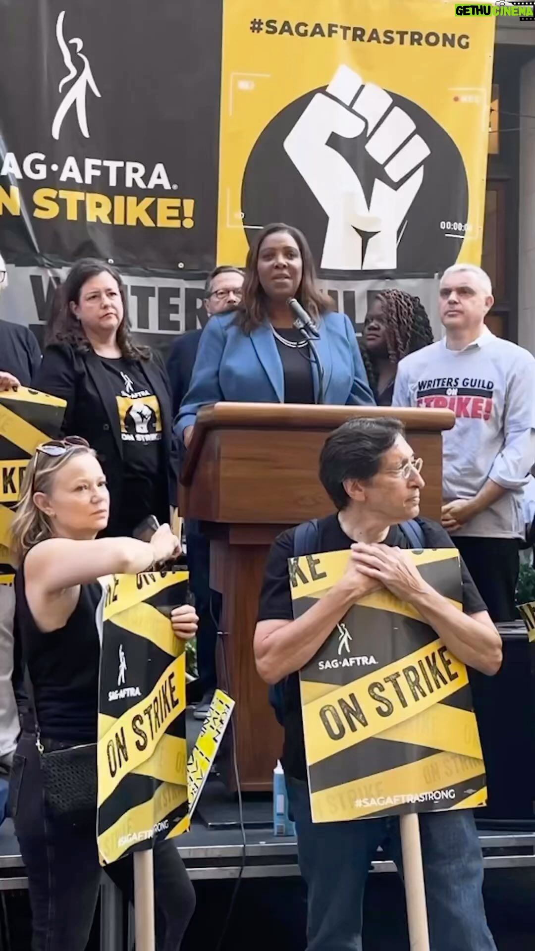 Janet Varney Instagram - Reposting @sagaftra! 🔥Thank you, @newyorkstateag Letitia James for your powerful words: ‘We will not be divided.’ 💪 With unwavering solidarity, #SagAftraMembers and #WGAStrong members are forging a path to a fair industry that benefits all creators. 🌟