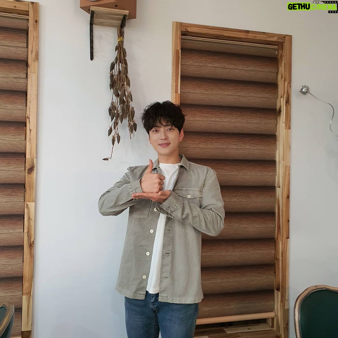 Jang Seung-jo Instagram - 신동미배우님 @dongmi_shin 의 지목을 받아 뜻깊은 캠페인에 참여하게되었습니다 코로나19 종식을 위해 애써주시는 대한민국 최고의 의료진,자원봉사자분들 정말 존경하고 진심으로 감사드립니다 애써주시는 모든 분들의 희생과 헌신으로 감사한 일상을 마주하게 됩니다 여러분들의 건강과 안전을 위해 기도하고 응원하겠습니다 대한민국 화이팅!!! 세계최강 의료진 화이팅!!! 배우 손현주선배님 @sonhyunjoo1000 배우 윤세아선배님 @loveyoonsea 함께 해주세요~^^ #덕분에챌린지#덕분에캠페인