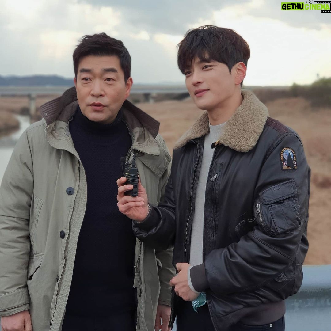 Jang Seung-jo Instagram - #모범형사#손현주선배님🥰👍#장승조#이엘리야🥰 #2020년 아프지마시고 건강하게 힘차게 새로운날들을 만나보아요~ 열심히 준비하고 있습니다 최선을 다 하겠습니다~^^ #jtbc드라마모범형사#많은사랑부탁드려요💕