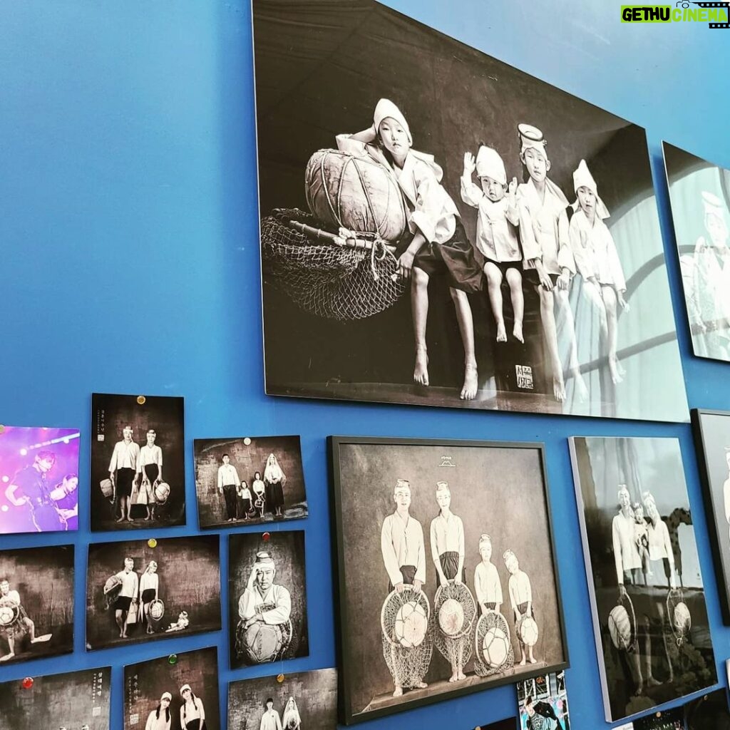 Jang Seung-jo Instagram - #어느여름날☀️ #금오름 다시금 가고픈 오름 #액티브파크제주🧗‍♂️ 온가족이 즐길 수 있는 놀이터 담번에가면 제대로 한번 도전해봐야지!! #서쪽사진관 작가님가족들^^ 제주 해녀 컨셉으로 사진을 찍어주시던 곳^^ 아로도 찰칵🤽