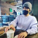 Jang Seung-jo Instagram - #오랜만에외출 #악마판사를만남 #손편지써주신분 #감사해요🙏