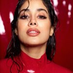 Janhvi Kapoor Instagram - 💌 seasons greetings 💌