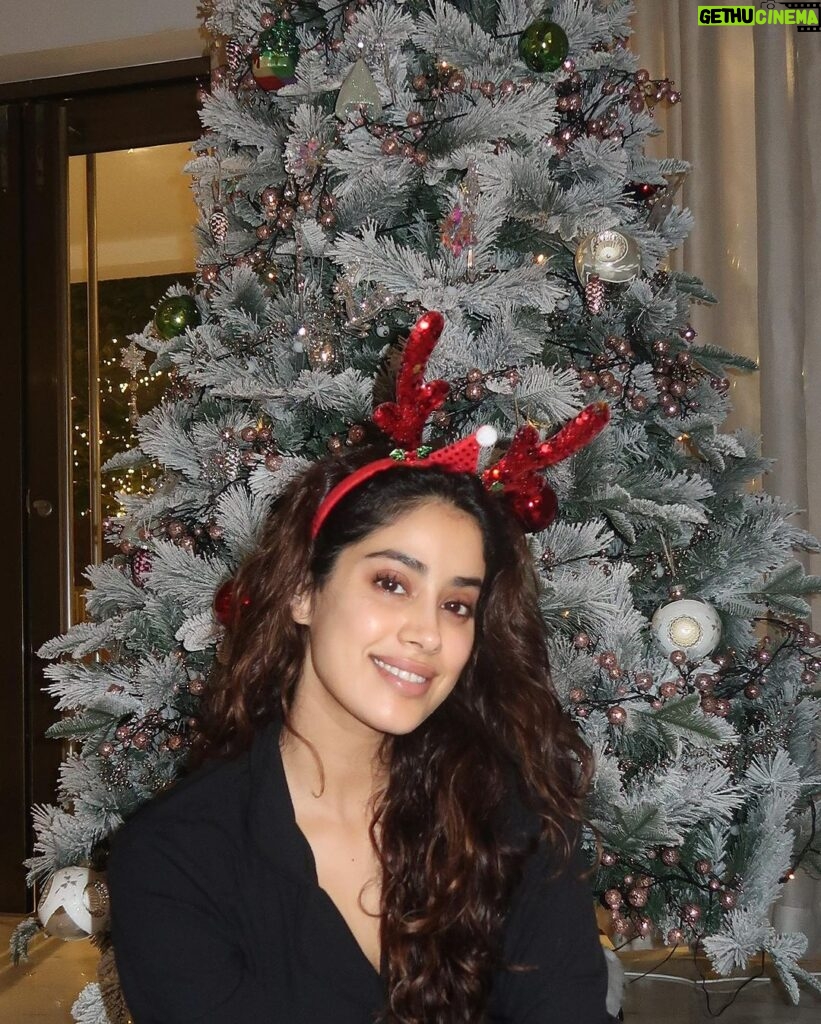 Janhvi Kapoor Instagram - Merry Christmas 🎄😘 ✨