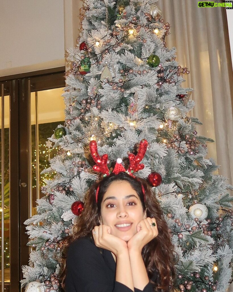 Janhvi Kapoor Instagram - Merry Christmas 🎄😘 ✨
