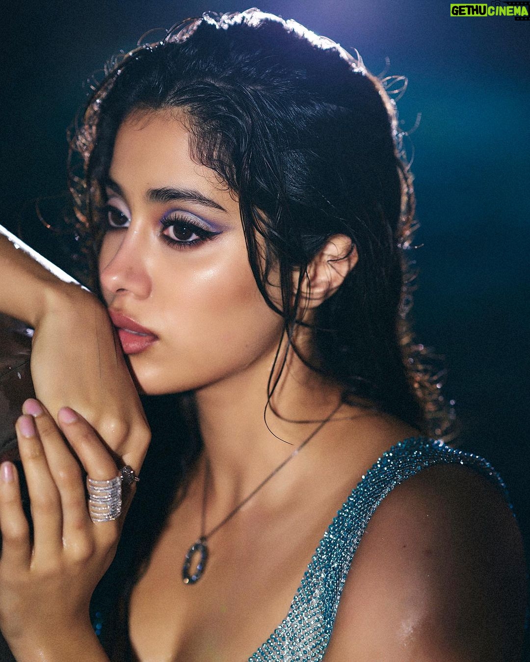 Janhvi Kapoor Instagram - dark waters 🌊